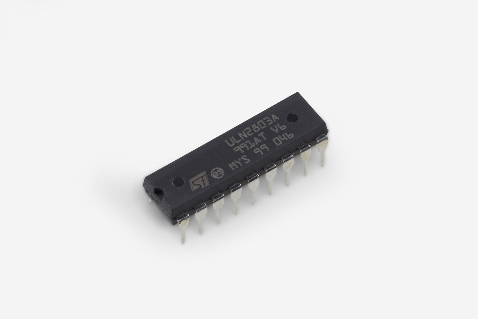 IC ULN2803A dar. trans. arrays 18 pin